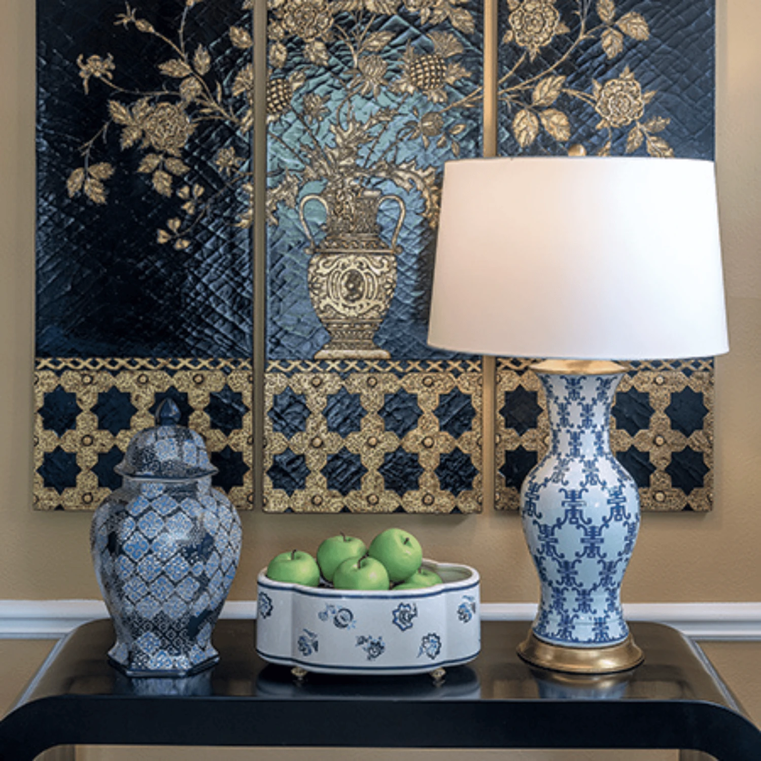 Blue & White Porcelain Longevity Lamp With Shade 2 Blue & White Porcelain Longevity Lamp With Shade - Image 2